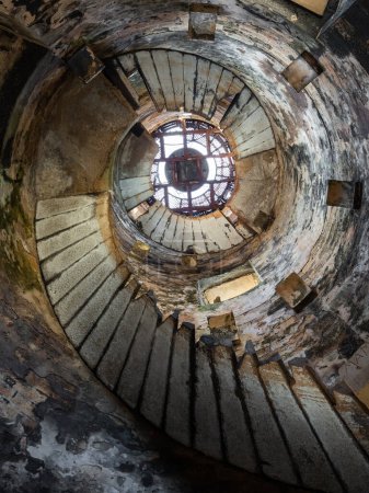 Téléchargez les photos : Levant les yeux vers l'ancien faisceau lumineux dans l'ancien escalier intérieur du phare d'Ile aux Fouquets ruine, Maurice - en image libre de droit