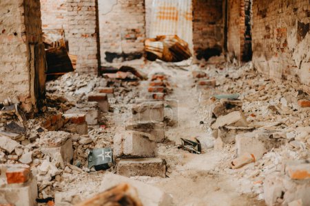 06.08.2022 Irpin, Ukraine: die Überreste der russischen Trockenrationen auf den Ruinen der von ihnen zerstörten Gebäude, in denen sie sich versteckt hatten