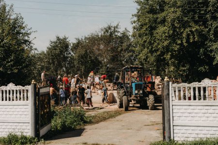 Foto de 06.08.2022 Irpin, Ukraine: a group of volunteers is sorting through the rubble of a house destroyed by Russian missiles. Reconstruction of civilian houses destroyed by Russian missiles and drones - Imagen libre de derechos