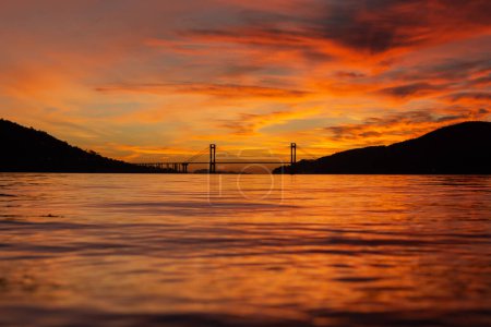 Foto de Vista del puente Rande y el estuario de Vigo desde la playa de cesantes en una increíble puesta de sol naranja en Galicia - Imagen libre de derechos