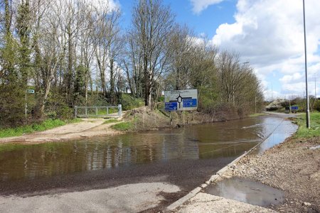 Téléchargez les photos : Inondation sur la chaussée glissante M25 à la sortie 17 à Chorleywood, Hertfordshire, Angleterre, Royaume-Uni - en image libre de droit