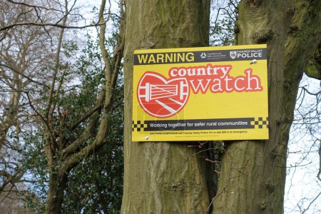 Foto de Cartel de vigilancia en el árbol de Thames Valley Police Country - Imagen libre de derechos
