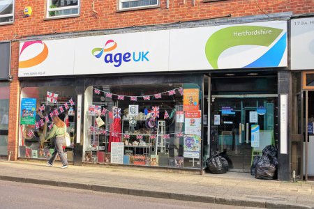 Téléchargez les photos : Age UK charity store in the High Street, Rickmansworth, Hertfordshire, Angleterre, Royaume-Uni - en image libre de droit