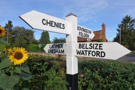 Foto de Señal de tráfico en Flaunden, Hertfordshire, Inglaterra, Reino Unido con indicaciones a Latimer, Chesham, Bovingdon, Felden, Chenies, Belsize y Watford - Imagen libre de derechos