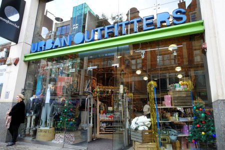 Téléchargez les photos : Urban Outfitters magasin de vêtements de mode au 36 à 38 Kensington High Street, Londres - en image libre de droit