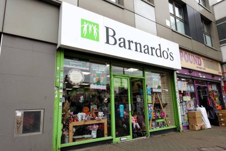 Téléchargez les photos : Boutique de charité Barnardos, 110 Station Road, Edgware, Londres, Royaume-Uni - en image libre de droit