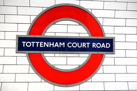 Téléchargez les photos : Tottenham Court Road panneau rond de la station de métro - en image libre de droit