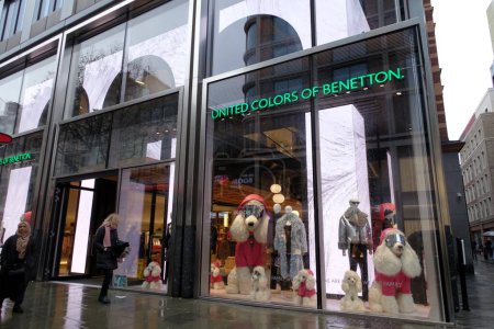Foto de United Colors of Benetton, 89 Oxford Street, Londres. Benetton Group es una marca global de moda con sede en Ponzano Veneto, Italia, fundada en 1965.. - Imagen libre de derechos