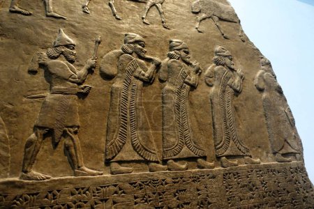 Foto de Panel de pared en el Museo Británico que representa a deportados de la ciudad de Astartu capturados por el rey Tiglath-pileser III de Asiria - Imagen libre de derechos
