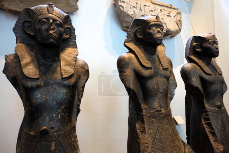 Téléchargez les photos : Statues en granit noir du pharaon égyptien Senusret III au British Museum - en image libre de droit