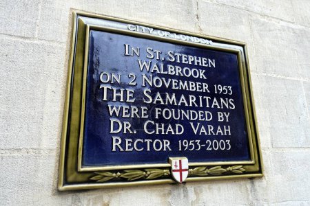 Téléchargez les photos : Plaque bleue marquant l'endroit où le Dr Tchad Varah a fondé les Samaritains en 1953 sur le mur extérieur de l'église St. Stephen Walbrook dans la ville de Londres. - en image libre de droit