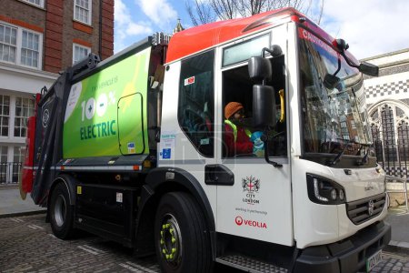 Téléchargez les photos : City of London Corporation véhicule de collecte des ordures entièrement électrique en partenariat avec Veolia - en image libre de droit