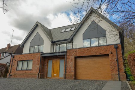 Großes Einfamilienhaus mit integrierter Garage in Chorleywood, Hertfordshire, Großbritannien