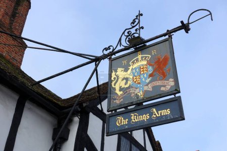 Téléchargez les photos : Sign for The Kings Arms Hotel, une auberge datant du 15ème siècle dans le Vieux Amersham - en image libre de droit
