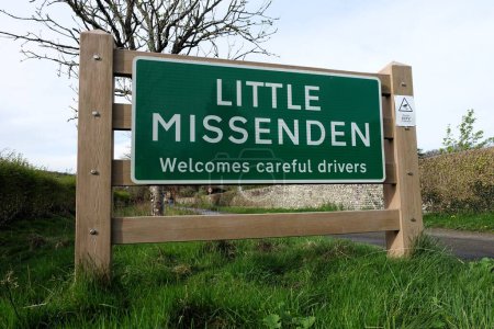 Little Missenden da la bienvenida a un cuidadoso cartel de conductores en Buckinghamshire, Inglaterra, Reino Unido