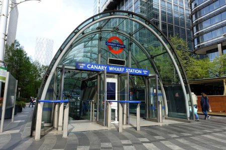 Téléchargez les photos : Entrée de la station de métro Canary Wharf London sur l'île des Chiens dans l'est de Londres - en image libre de droit