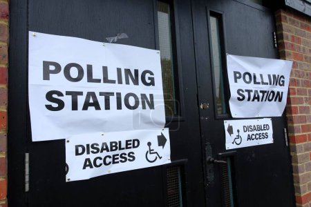 Carteles del colegio electoral del Reino Unido en la puerta de un ayuntamiento