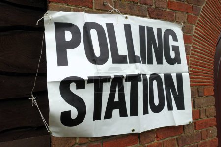 Britisches Wahllokal-Schild an Wand der Gemeindehalle befestigt
