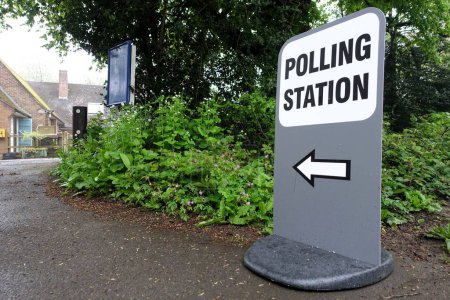 Señal de dirección del centro de votación del Reino Unido fuera de un ayuntamiento