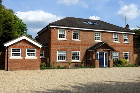 Foto de Gran casa unifamiliar con porche delantero en Chorleywood, Hertfordshire, Inglaterra, Reino Unido - Imagen libre de derechos