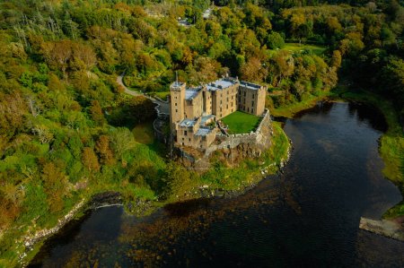 Téléchargez les photos : Château Dunvegan et port sur l'île de Skye, Écosse au jour nuageux - en image libre de droit