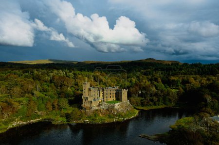 Téléchargez les photos : Château Dunvegan et port sur l'île de Skye, Écosse au jour nuageux - en image libre de droit