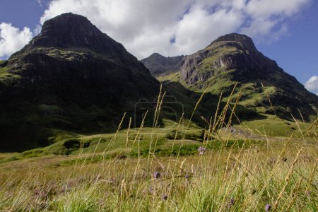 Foto de Paisaje escocés, Cordillera Three Sisters en Highlands, Glencoe. - Imagen libre de derechos