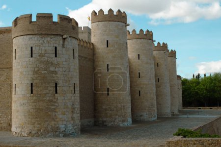 Téléchargez les photos : Vue sur le palais Aljaferia de Saragosse, en Espagne, palais islamique médiéval fortifié - en image libre de droit