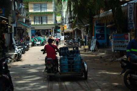 Téléchargez les photos : Vélo avec tricycle sur les routes de Palawan, Philippines. - en image libre de droit