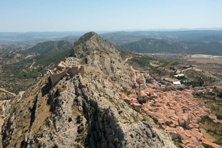 Foto de Vista aérea del castillo templario de Castellote en un día soleado en Aragón, España. Con la ciudad de Castellote al fondo. - Imagen libre de derechos
