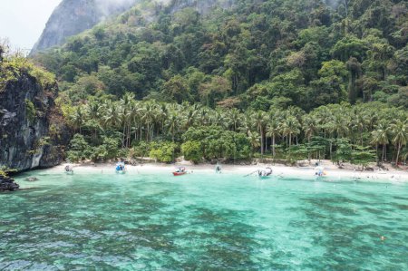 Téléchargez les photos : Vue aérienne de la plage paradisiaque de Seven Commando, avec des bancs philippins typiques, et les gens qui profitent des vacances. - en image libre de droit