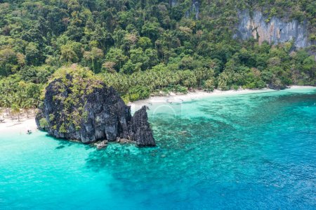 Téléchargez les photos : Belle vue aérienne de la plage tropicale Seven Commandos, avec la roche typique de ses îles. - en image libre de droit