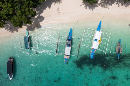 Téléchargez les photos : Belle vue aérienne de la plage tropicale Seven Commandos, avec des bateaux bankga philippins par une journée ensoleillée. - en image libre de droit