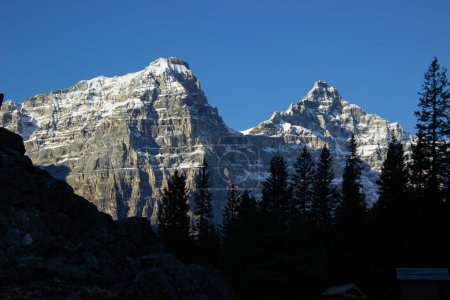 Téléchargez les photos : Valley of Ten Peaks near Moraine Lake on a sunny autumn day with snow on the mountain, in Canadian Rockies - en image libre de droit
