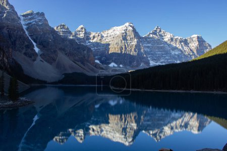Téléchargez les photos : Valley of Ten Peaks near Moraine Lake on a sunny autumn day with snow on the mountain. Nice reflection of the mountains on a sunny morning. - en image libre de droit