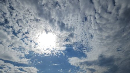 chiaroscuro sur des nuages mous sous un soleil aveuglant dans un ciel bleu