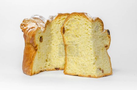 Téléchargez les photos : Gâteau de Pâques avec raisins secs sur fond blanc - en image libre de droit