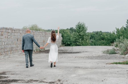 la novia y el novio caminan por el camino