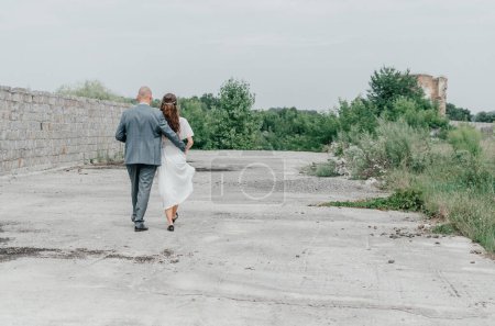 Braut und Bräutigam gehen die Straße entlang