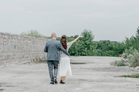 Téléchargez les photos : Les mariés marchent sur la route - en image libre de droit