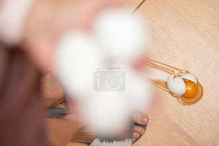 Foto de Huevo roto en el suelo en la cocina, vista superior - Imagen libre de derechos