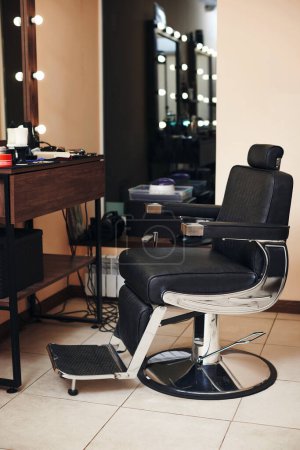 Téléchargez les photos : Clients chaise de coiffeur élégant. salon de coiffure pour hommes - en image libre de droit