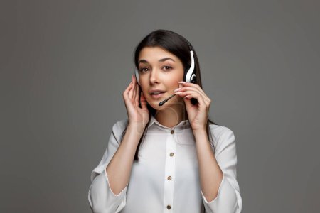 Foto de Mujer atenta con auriculares y micrófono está consultando a los clientes en línea. Call center, concepto de gente de negocios - Imagen libre de derechos