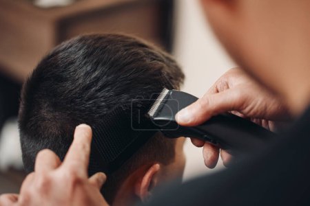 Foto de Peluquero afeitado hombre caucásico en la peluquería. primer plano - Imagen libre de derechos