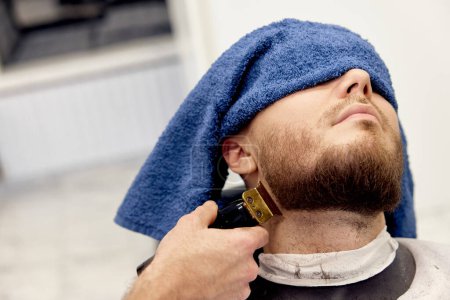 Foto de Manos masculinas de peluquero con cortador de pelo, de cerca. - Imagen libre de derechos