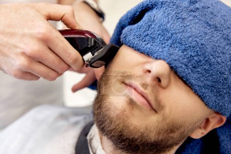 Foto de Manos masculinas de peluquero con cortador de pelo, de cerca. - Imagen libre de derechos