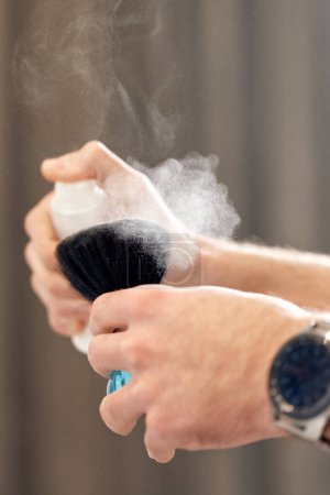 Téléchargez les photos : Barber holding brush for talco in barber shop. close-up - en image libre de droit
