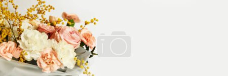 Téléchargez les photos : Boîte avec de belles fleurs bouquet blanc et rose sur fond blanc. Fleurs printanières. espace de copie - en image libre de droit