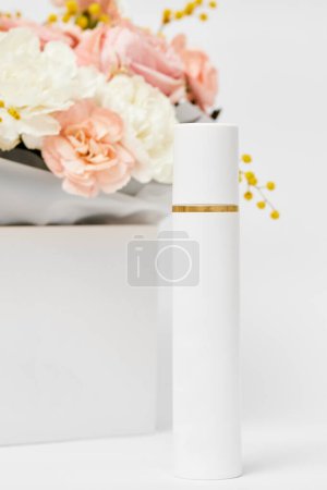 Téléchargez les photos : Maquillage cosmétique bouteille de produit de beauté avec ingrédient naturel et fleur de printemps. concept naturel - en image libre de droit
