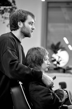 Téléchargez les photos : Male hairdresser working with client at the beauty salon - en image libre de droit